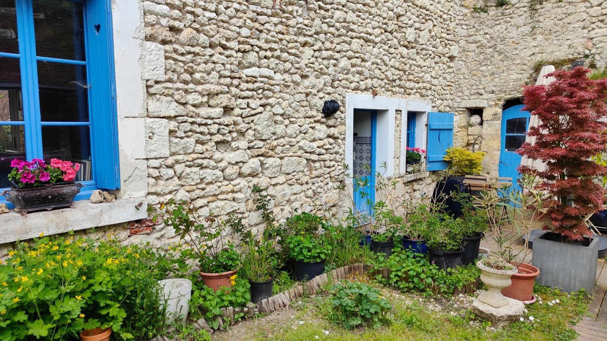 Вилла La Maison Bleue De Husseau Ancienne Ferme Semi-Troglodytique 18E Siecle Монлуи-сюр-Луар Экстерьер фото