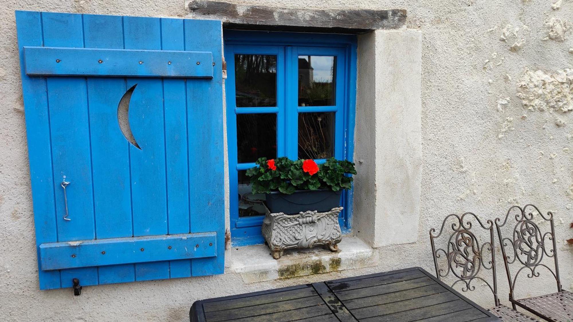 Вилла La Maison Bleue De Husseau Ancienne Ferme Semi-Troglodytique 18E Siecle Монлуи-сюр-Луар Экстерьер фото